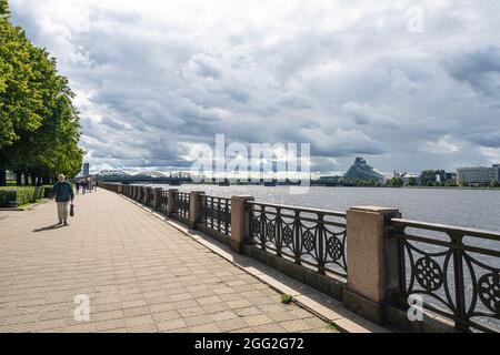 Riga, Lettland. 22. August 2021. Blick auf Menschen, die am Flussufer der Daugava im Stadtzentrum spazieren Stockfoto