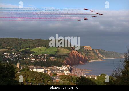 Sidmouth, Devon, Großbritannien. August 2021. Die roten Pfeile der RAF zeigen eine farbenfrohe Darstellung über Sidmouth, Devon. Quelle: Ian Williams/Alamy Live News Stockfoto