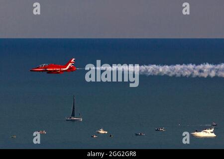 Sidmouth, Devon, Großbritannien. August 2021. Die roten Pfeile der RAF zeigen eine farbenfrohe Darstellung über Sidmouth, Devon. Quelle: Ian Williams/Alamy Live News Stockfoto