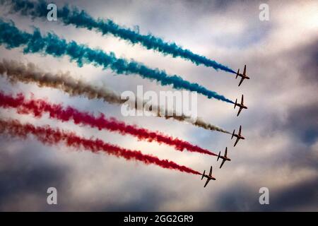 Sidmouth, Devon, Großbritannien. August 2021. Die roten Pfeile der RAF zeigen eine farbenfrohe Darstellung über Sidmouth, Devon. Quelle: Ian Williams/Alamy Live News Stockfoto