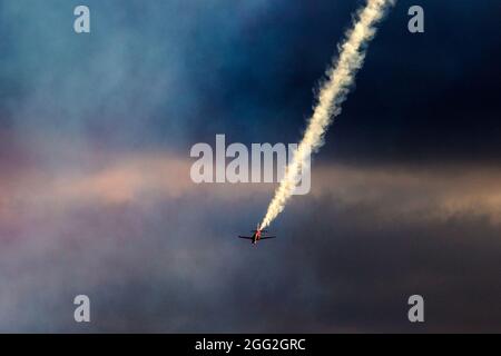 Sidmouth, Devon, Großbritannien. August 2021. Die roten Pfeile der RAF zeigen eine farbenfrohe Darstellung über Sidmouth, Devon. Quelle: Ian Williams/Alamy Live News Stockfoto