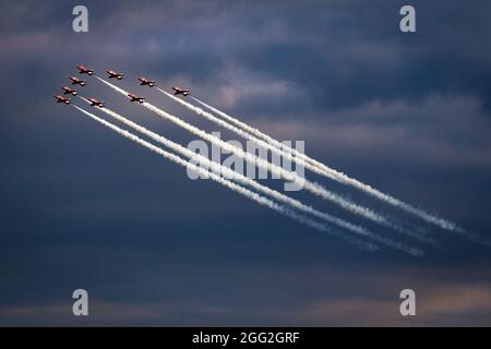 Sidmouth, Devon, Großbritannien. August 2021. Die roten Pfeile der RAF zeigen eine farbenfrohe Darstellung über Sidmouth, Devon. Quelle: Ian Williams/Alamy Live News Stockfoto