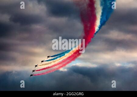 Sidmouth, Devon, Großbritannien. August 2021. Die roten Pfeile der RAF zeigen eine farbenfrohe Darstellung über Sidmouth, Devon. Quelle: Ian Williams/Alamy Live News Stockfoto