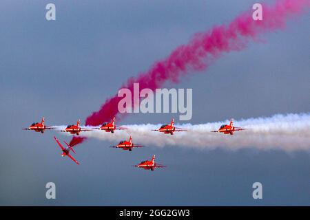 Sidmouth, Devon, Großbritannien. August 2021. Die roten Pfeile der RAF zeigen eine farbenfrohe Darstellung über Sidmouth, Devon. Quelle: Ian Williams/Alamy Live News Stockfoto