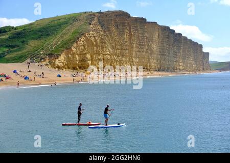 West Bay, Dorset, Großbritannien. August 2021. Besucher und Einheimische genießen in den letzten Sommerferien die Sonne und das Meer in der West Bay an der Dorset-Küste. Kredit: Tom Corban/Alamy Live Nachrichten Stockfoto