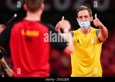 Der belgische Tischtennisspieler Laurens Devos und Carlo Agnello feiern, nachdem er während eines Tischtennisspiels zwischen dem Belgier Laurens die Goldmedaille gewonnen hat Stockfoto