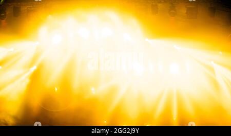 Banner mit bunten Bühnenlichtern und Rauch. Konzert- und Theaterszene Stockfoto