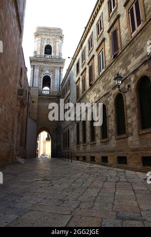 Blick von der Via Column auf den Glockenturm der Kathedrale von Brindisi (Apulien, Italien) Stockfoto