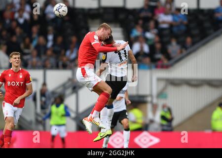 DERBY, GROSSBRITANNIEN. 28. AUGUST Joe Worrall aus Nottingham Forest und Ravel Morrison aus Derby County treffen sich am Samstag, dem 28. August 2021, beim Sky Bet Championship-Spiel zwischen Derby County und Nottingham Forest im Pride Park, Derby. (Kredit: Jon Hobley | MI News) Kredit: MI Nachrichten & Sport /Alamy Live News Stockfoto