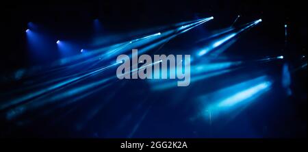 Banner mit bunten Bühnenlichtern und Rauch. Konzert- und Theaterszene Stockfoto