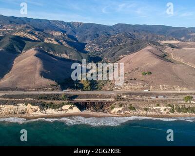 Luftaufnahme von Arroyo Hondo Brücke auf PCH Highway 1 Stockfoto