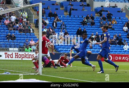 Cardiff City Stadium, Cardiff, Großbritannien. August 2021. EFL Championship Football, Cardiff gegen Bristol City; Kieffer Moore von Cardiff City Schuss trifft den Post und springt klar in der 27. Minute Kredit: Action Plus Sports/Alamy Live News Kredit: Action Plus Sports Images/Alamy Live News Stockfoto