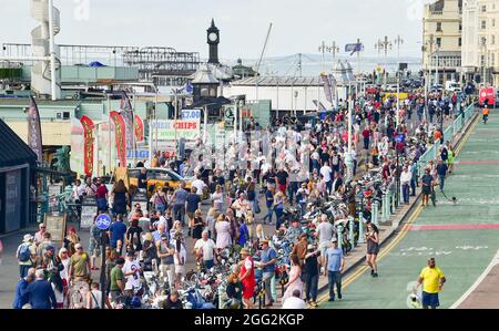 Brighton UK 28. August 2021 - Hunderte von Mods versammeln sich auf dem Madeira Drive Brighton an einem schönen sonnigen Tag während ihres jährlichen Mod Weekender Events . Jedes Jahr versammeln sich Mods aus allen Teilen Großbritanniens für 4 Tage in Brighton, um ihre Roller und ihre Mode zu feiern : Credit Simon Dack / Alamy Live News Stockfoto