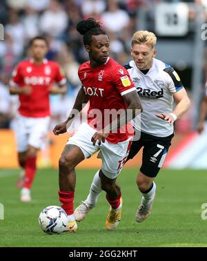 Gaetan Bong (links) von Nottingham Forest und Kamil Jozwiak von Derby County während des Sky Bet Championship-Spiels im Pride Park Stadium, Derby. Bilddatum: Samstag, 28. August 2021. Stockfoto