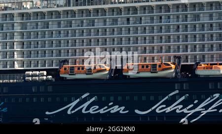 Heraklion, Griechenland - 20. August 2021 - die 'Mein Schiff 5' der Reederei 'TUI Cruises' im Hafen von Heraklion Stockfoto