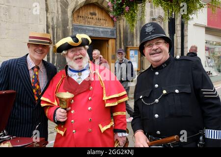 Gloucester, Großbritannien. August 2021. Die Menschen gehen in die Zeit zurück, um alles Retro im Stadtzentrum von Gloucester zu genießen. Oldtimer und Vintage-Kostüme füllen die Straßen im Gegenzug zu diesem jährlichen Festival. Kredit: JMF Nachrichten/Alamy Live Nachrichten Stockfoto