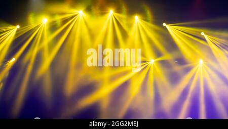 Banner mit bunten Bühnenlichtern und Rauch. Konzert- und Theaterszene Stockfoto