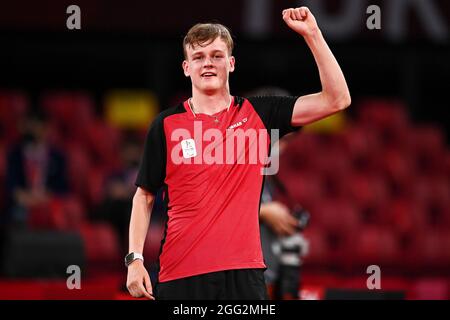 Der belgische Tischtennisspieler Laurens Devos feiert das Finale, nachdem er ein Tischtennisspiel zwischen dem Belgier Laurens Devos und dem Australier Lin Ma gewonnen hat Stockfoto