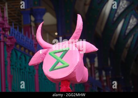 London, England. August 2021. Animal Rebellion Protestierende auf dem Smithfield-Markt, die an einem Tierrechtsmarsch im Rahmen der UK Rebellion von Extinction Rebellion teilnehmen. Kredit: Jessica Girvan/Alamy Live Nachrichten Stockfoto