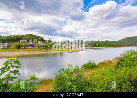 Rurberg und Rursee an einem schönen Tag im Sommer. Touristisches Wahrzeichen für Radfahrer, Wassersport und Hyking-Aktivitäten. Stockfoto