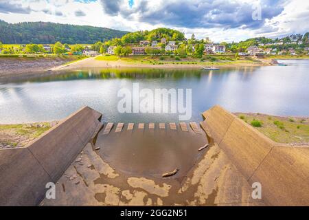 Rurberg und Rursee an einem schönen Tag im Sommer. Touristisches Wahrzeichen für Radfahrer, Wassersport und Hyking-Aktivitäten. Stockfoto
