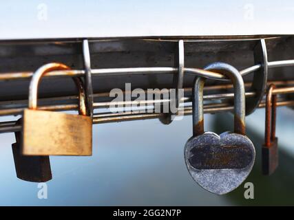 Vorhängeschloss auf Lovers Lock Bridge. Ehemann und Ehefrau hängten während der Hochzeit ein Vorhängeschloss an den Zaun auf ein Metallgitter. Love Locks Konzept. Viele ein Vorhängeschloss sind Stockfoto