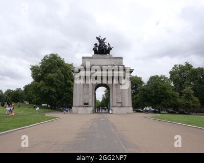 Die Kriegsdenkmäler im Hyde Park Corner sind beliebte Touristenattraktionen. Auf der Nordseite des Hyde Park Corner befindet sich eine Reiterstandbild des Duke of Welligton, Wellington steht vor seinem alten Haus Apsley House, Das RAF Bomber Command Memorial erinnert an die 55,537 Besatzungsmitglieder, die während des Zweiten Weltkriegs starben. Der Welligton Arch wurde im Jahr 1826-9 von Decimus Burton entworfen gebaut. Das österreichische Kriegsdenkmal auf der Südseite ist eine aktuelle Ausgabe, die 2003 aus grünem Granitgestein namens Laguna Green errichtet wurde. Stockfoto