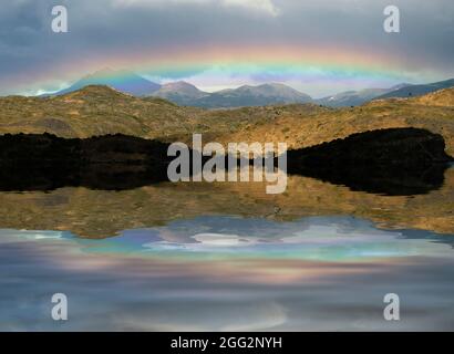 Regenbogen über dem Wasser des Pehoe Lake in Torres Del Paine, Patagonien, Anden, Chile. Stockfoto