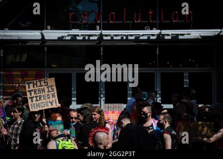 Manchester, Großbritannien. August 2021. Ein Protestler mit Plakat erwartet den Beginn des Pride-Protestes. Hunderte von Menschen marschieren durch die Stadt, um gegen Manchester Pride Ltd zu protestieren.die Demonstranten fordern eine verbesserte Finanzierung für die LGBTQIA-Wohltätigkeitsorganisationen und Gemeindegruppen von Manchester. Kredit: Andy Barton/Alamy Live Nachrichten Stockfoto