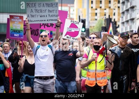 Manchester, Großbritannien. August 2021. Demonstranten marschieren während eines Pride-Protestes durch die Stadt. Hunderte von Menschen marschieren durch die Stadt, um gegen Manchester Pride Ltd zu protestieren.die Demonstranten fordern eine verbesserte Finanzierung für die LGBTQIA-Wohltätigkeitsorganisationen und Gemeindegruppen von Manchester. Kredit: Andy Barton/Alamy Live Nachrichten Stockfoto