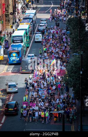 Manchester, Großbritannien. August 2021. Demonstranten marschieren während eines Pride-Protestes durch die Stadt. Hunderte von Menschen marschieren durch die Stadt, um gegen Manchester Pride Ltd zu protestieren.die Demonstranten fordern eine verbesserte Finanzierung für die LGBTQIA-Wohltätigkeitsorganisationen und Gemeindegruppen von Manchester. Kredit: Andy Barton/Alamy Live Nachrichten Stockfoto