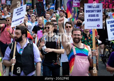 Manchester, Großbritannien. August 2021. Demonstranten marschieren während eines Pride-Protestes durch die Stadt. Hunderte von Menschen marschieren durch die Stadt, um gegen Manchester Pride Ltd zu protestieren.die Demonstranten fordern eine verbesserte Finanzierung für die LGBTQIA-Wohltätigkeitsorganisationen und Gemeindegruppen von Manchester. Kredit: Andy Barton/Alamy Live Nachrichten Stockfoto