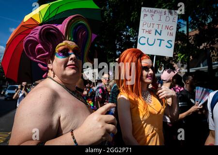 Manchester, Großbritannien. August 2021. Ein Protestler wartet auf den Beginn des Pride-Protests. Hunderte von Menschen marschieren durch die Stadt, um gegen Manchester Pride Ltd zu protestieren.die Demonstranten fordern eine verbesserte Finanzierung für die LGBTQIA-Wohltätigkeitsorganisationen und Gemeindegruppen von Manchester. Kredit: Andy Barton/Alamy Live Nachrichten Stockfoto