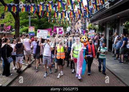 Manchester, Großbritannien. August 2021. Demonstranten marschieren während eines Pride-Protestes durch die Canal Street. Hunderte von Menschen marschieren durch die Stadt, um gegen Manchester Pride Ltd zu protestieren.die Demonstranten fordern eine verbesserte Finanzierung für die LGBTQIA-Wohltätigkeitsorganisationen und Gemeindegruppen von Manchester. Kredit: Andy Barton/Alamy Live Nachrichten Stockfoto