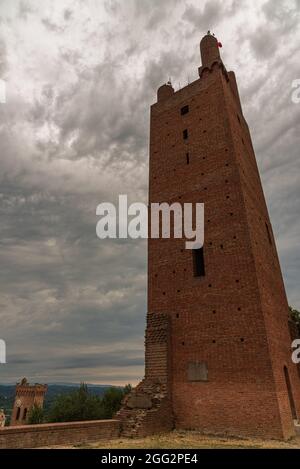 Die Rocca di Federico II ist ein Turm aus dem 13. Jahrhundert in San Miniato. Während des Zweiten Weltkriegs zerstört, wurde es im Jahr 1958 wieder aufgebaut, es ist 37 Stockfoto