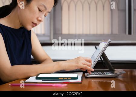 Business-Frauen mit Rechner für die Finanzierung Budget zu Hause drinnen. Stockfoto
