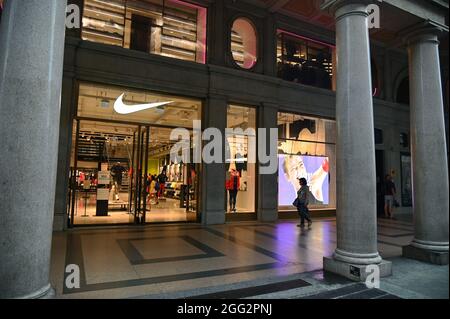 TURIN, ITALIEN – 06. August 2021: Außenansicht des Sportswear-Markenladens „Nike“ in Turin, Italien (8. August 2021) Stockfoto