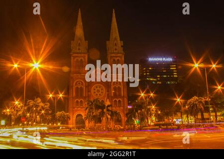 Ho Chi Minh, VIET NAM - 21. Februar 2016. Zeitraffer in der Nähe der Kathedrale Notre Dame (vietnamesisch: Nha Tho Duc Ba) bei Nacht in Ho-Chi-Minh-Stadt, Vietnam Stockfoto