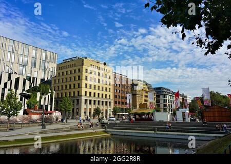 „Kö-Bogen“ (entworfen von Stararchitekt Daniel Libeskind) / Corneliusplatz in der Düsseldorfer Innenstadt. Stockfoto