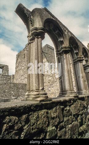 Die Überreste des Fadenkreuzes. Kulturelles Erbe seit über 900 Jahren: Fore Abbey mit seinen romanischen Gebäuden wurde 630 als Benediktinerkloster gegründet und erst 1539 entschlüsselt. Heute ist es eine der Hauptattraktionen der Grafschaft Westmeath Stockfoto