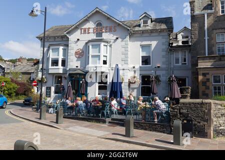 Lake Windermere .Cumbria . 28. August 2021 UK Wetter .Touristen, die das Wochenend-Wetter der Bankfeiertage für Bootsausflüge, Essen im Freien und Heiraten optimal ausgenießen Mr & Mrs Andrew & Levie Lee, die in der Kneipe Schlange stehen. Kredit: Gordon Shoosmith/Alamy Live Nachrichten Stockfoto