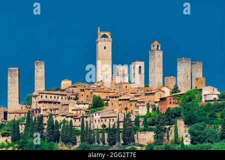 Panoramablick auf das berühmte mittelalterliche Dorf San Gimignano in der Toskana, Italien Stockfoto