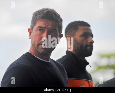 Solihull, Großbritannien. August 2021. Barnett-Manager Harry Kewell während des Spiels der Vanarama National League zwischen Solihull Moors und Barnett im SportNation.be-t-Stadion in Solihull, England Credit: SPP Sport Press Foto. /Alamy Live News Stockfoto