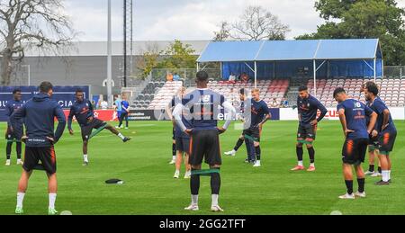 Solihull, Großbritannien. August 2021. Barnett Warmup während des Spiels der Vanarama National League zwischen Solihull Moors und Barnett im SportNation.bet Stadion in Solihull, England Credit: SPP Sport Press Foto. /Alamy Live News Stockfoto