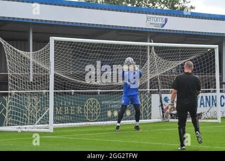 Solihull, Großbritannien. August 2021. Solihull Moors GK Aufwärmen während des Vanarama National League Spiels zwischen Solihull Moors & Barnett im SportNation.bet Stadion in Solihull, England Credit: SPP Sport Press Foto. /Alamy Live News Stockfoto