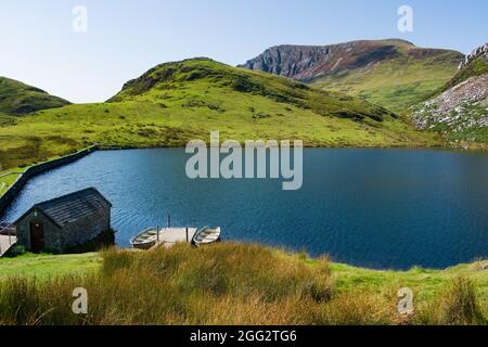 Wunderschöne Berglandschaft, Snowdonia, Wales. Blick auf den Dywarchen-See hoch in den Hügeln der Snowdon-Gipfel. Dramatische Szene in einem Sommer Stockfoto