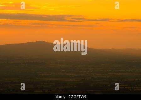 Blick auf die Malvern Hills von Cleeve Hill, Cheltenham, Cotswolds Gloucestershire bei Sonnenuntergang im Sommer Stockfoto