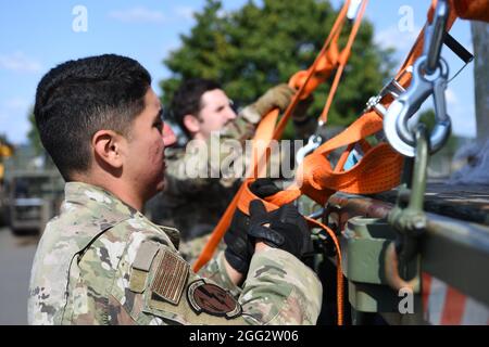 Eduardo Guerrero, Airman der US-Luftwaffe, 52. Spezialist für Logistik-Bereitschaftstrupps, sichert Gurte an COTS, die für den Ramstein Air Base, Deutschland, am 24. August 2021, auf dem Spangdahlem Air Base, Deutschland, gebunden sind. Die nach Ramstein gefesselten Kinderbetten unterstützen die Evakuierungsbemühungen des US-Verteidigungsministeriums in Afghanistan. (USA Air Force Foto von Tech. Sgt. Warren Spearman) Stockfoto