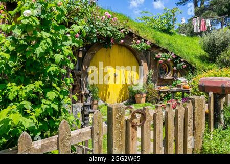 Yellow Door Hobbit Hole Home auf dem Hobbiton-Filmset für die Herr der Ringe-Filmtrilogie in Matamata Neuseeland EINE beliebte Touristenattraktion Stockfoto