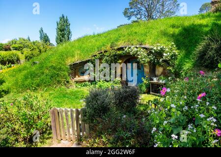 Hobbit Holes Homes auf dem Hobbiton-Filmset für die Herr der Ringe-Filmtrilogie in Matamata Neuseeland EINE beliebte Touristenattraktion Stockfoto